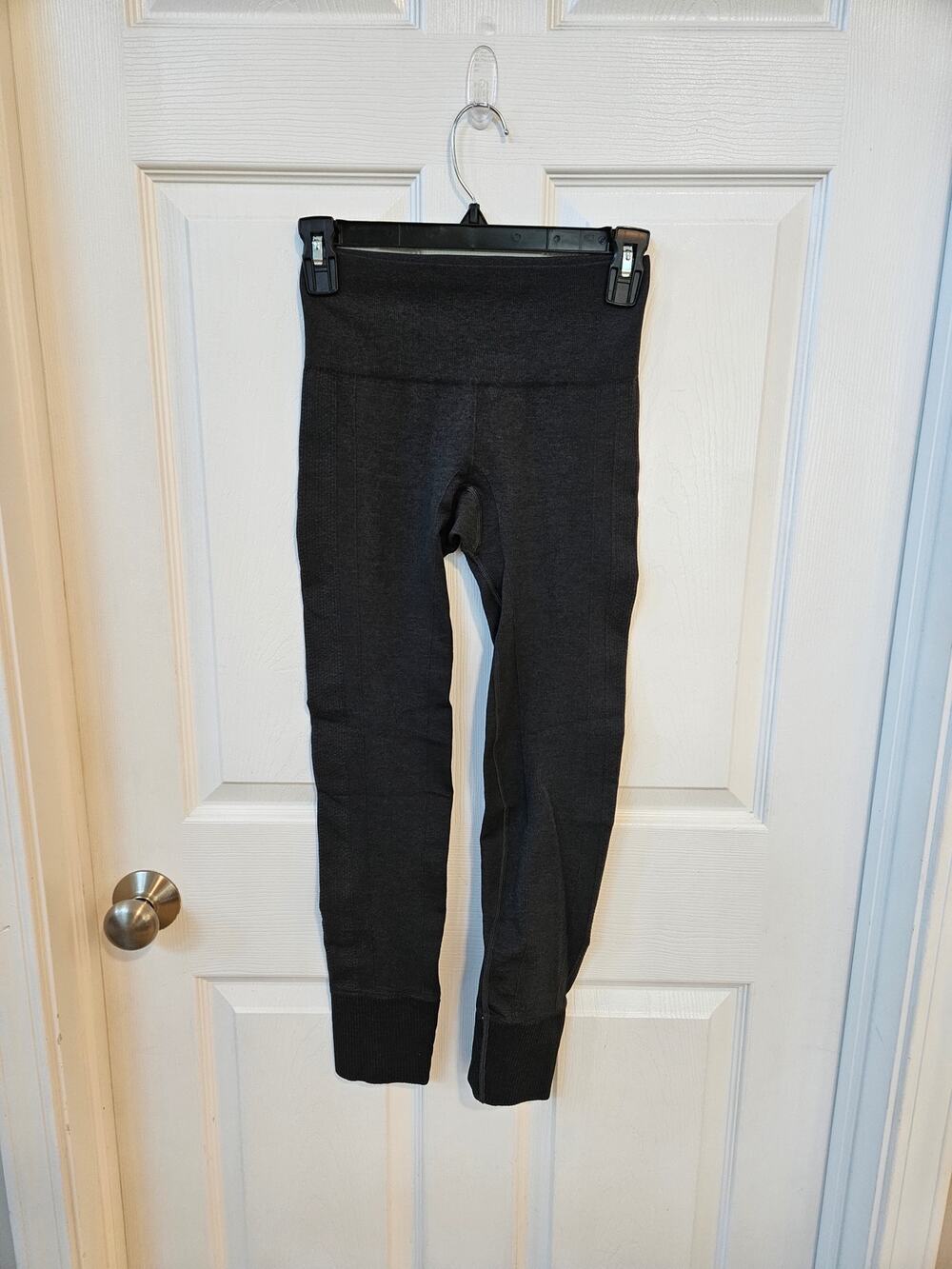 Lululemon Zone In Tight Size 4 with 25"inseam Black/Dark Gray Seamless